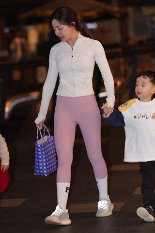 粉色紧身瑜伽裤宝妈