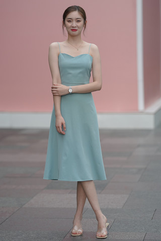 搭讪苗条的吊带裙美女