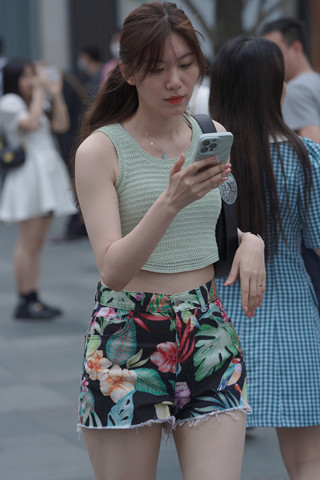 街拍花热裤美腿小姐姐