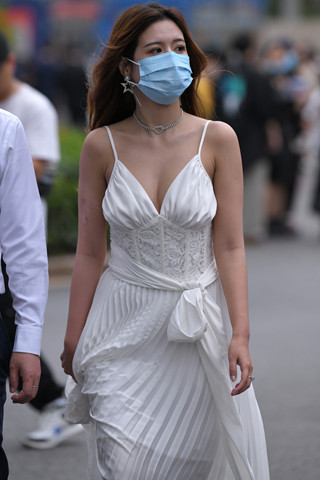 街拍吊带白裙美眉