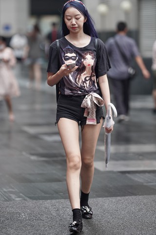 街拍美腿小妹
