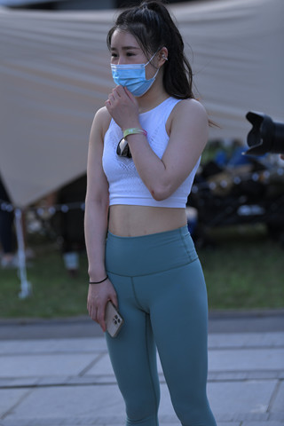 绿色的瑜伽裤，紧身小姐姐