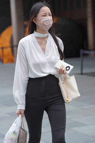 黑色长裤小姐姐