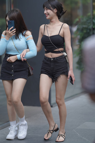 骨感的黑色热裤美眉