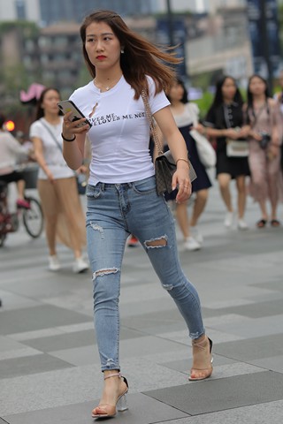 街拍破洞紧牛美眉