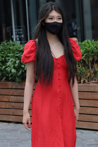 搭讪红裙黑丝小姐姐