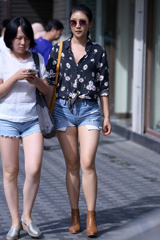 街拍热裤长腿小姐姐