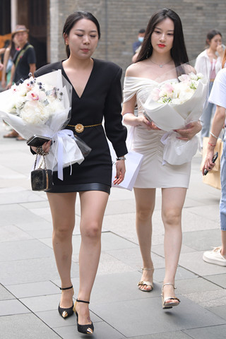街拍收到花花的白皙美腿美女