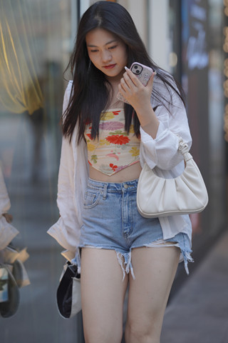 街拍热裤美腿小姐姐