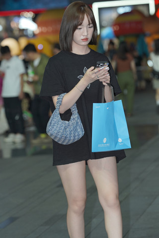 短发美眉
