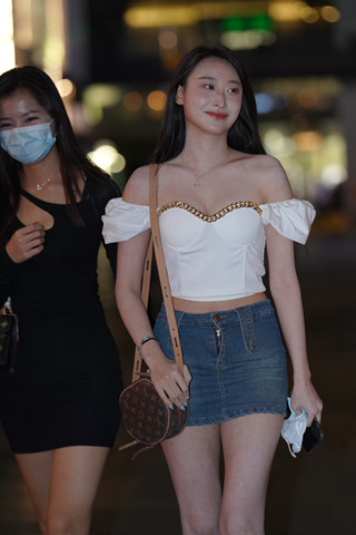 牛仔裙小姐姐