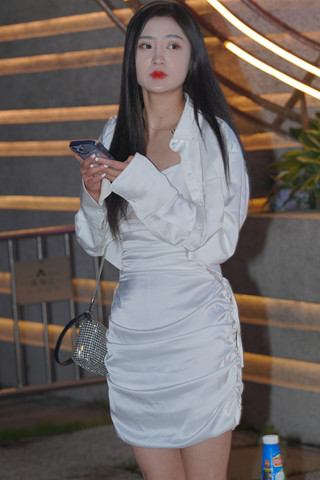 街拍白裙美腿美zu小姐姐