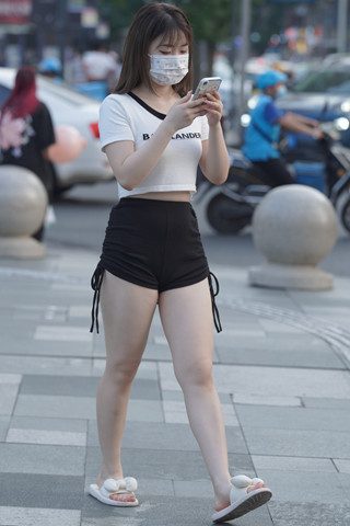 白白净净的热裤小妞