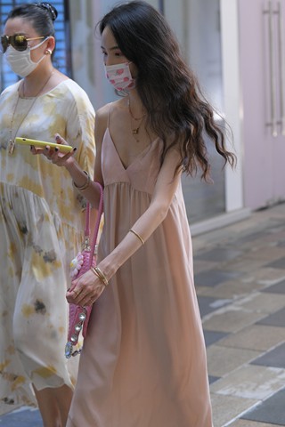 街拍吊带长裙小姐姐