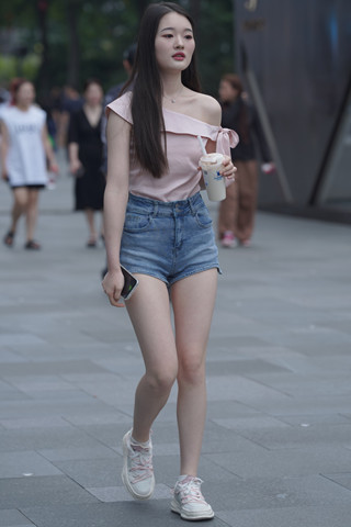 街拍高腰热裤美腿小妹