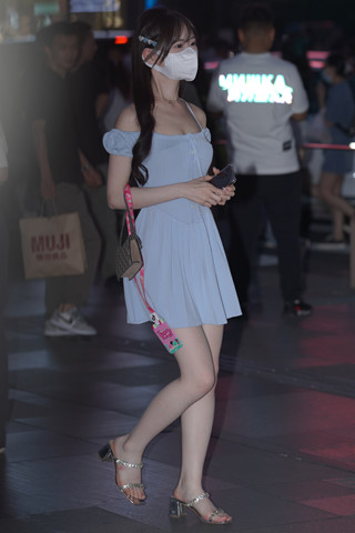 街拍蓝色连衣裙小姐姐