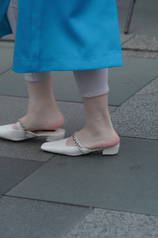 街拍蓝色裙美白玉zu小姐姐