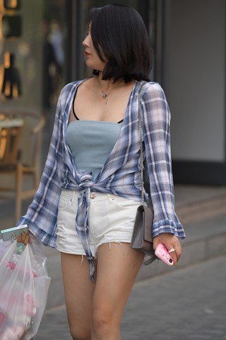 白热裤微胖美眉