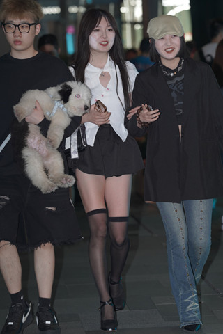 街拍长筒黑丝美眉