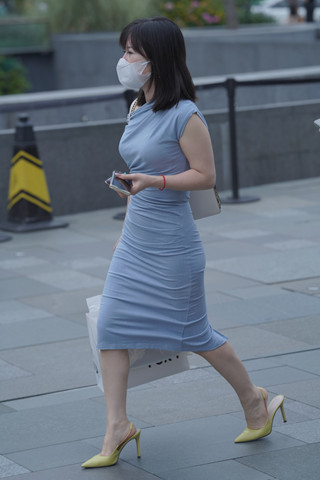 蓝色连衣裙，黄色凉高跟美眉