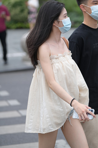 街拍吊带衫热裤小女友