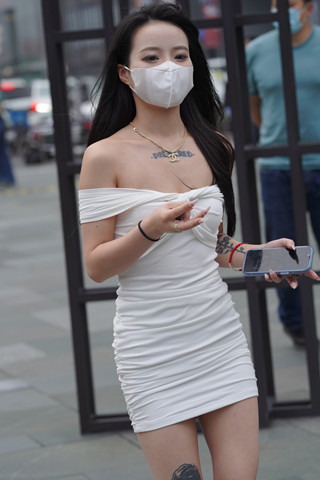 街拍包臀白裙美女