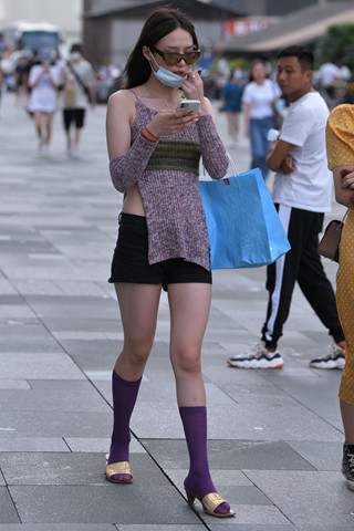 紫色长筒袜长腿小姐姐