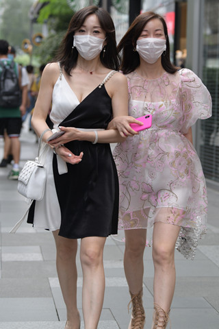 街拍吊带裙美女姐妹逛街