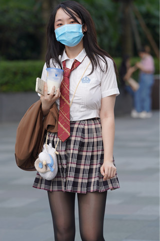 街拍格子裙黑丝小姐姐