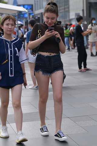 街拍美腿热裤美眉