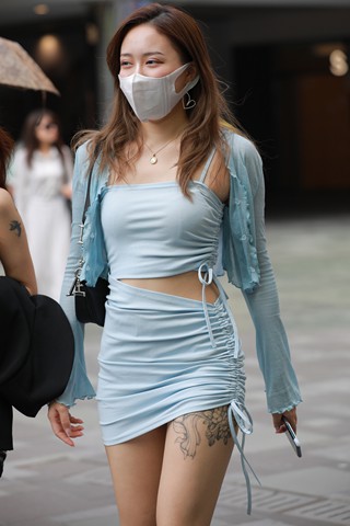 街拍蓝色短裙美腿美女
