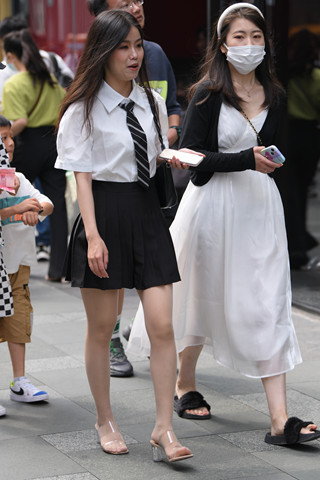超薄丝超短裙美女