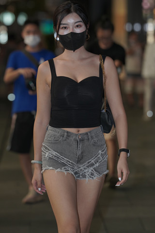 街拍灰色热裤美腿美女