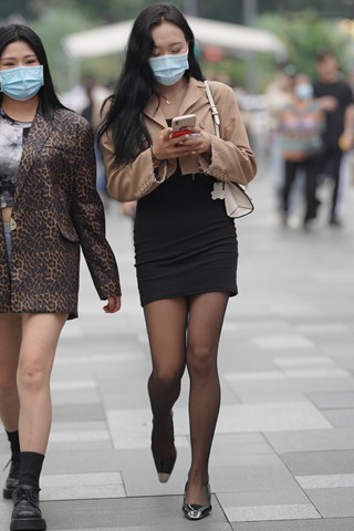 街拍黑丝包臀裙美女