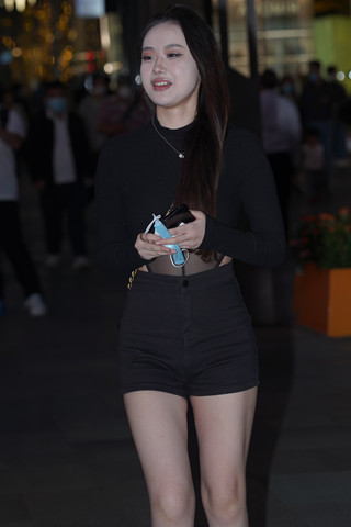 夜拍白皙美腿，黑色热裤小姐姐