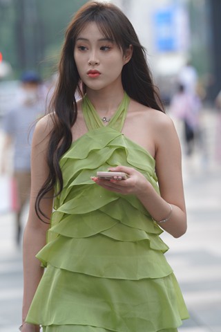 街拍甜美的绿色连衣裙小姐姐