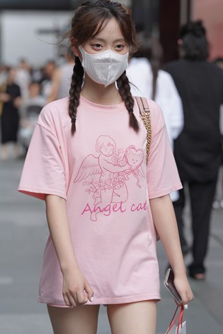 街拍可爱的双马尾辫小姐姐