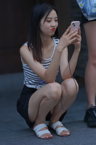 抓拍蹲在地上的小姐姐