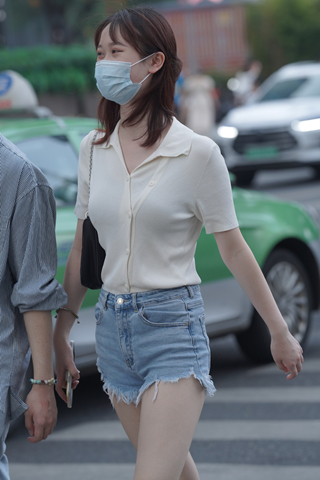 街拍清秀的热裤美眉