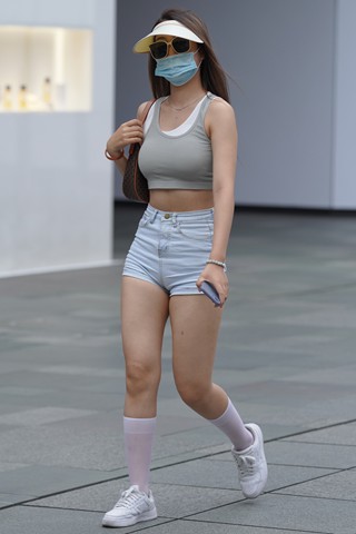 街拍高腰热裤苹果臀美眉