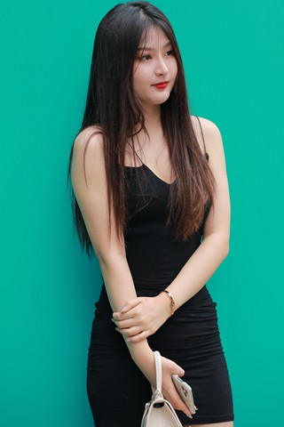 搭讪黑色包臀裙美女
