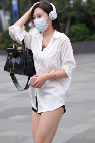 听歌的长靴美腿美女