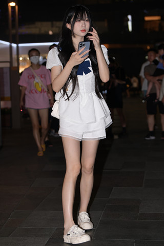 搭讪夜拍可爱白裙小妞