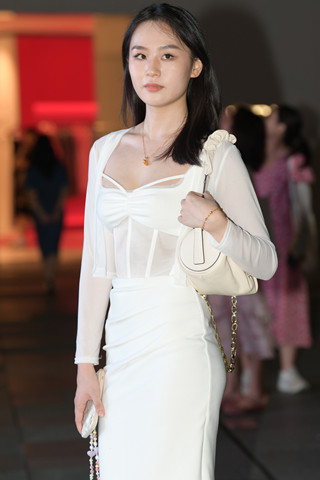 搭讪白裙靓丽美女