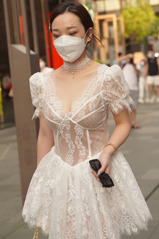 街拍镂空短裙美眉