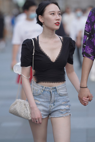 牵手漂亮热裤女朋友