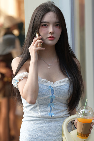 抓拍打电话的裙装小姐姐
