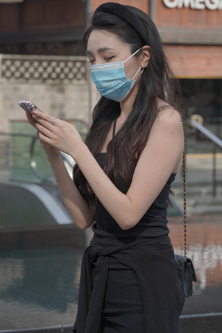 黑色热裤美腿小妞