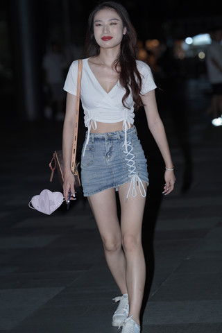 夜拍牛仔裙小姐姐