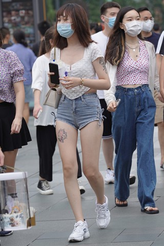 小姐姐美腿上的是贴纸还是真纹身？